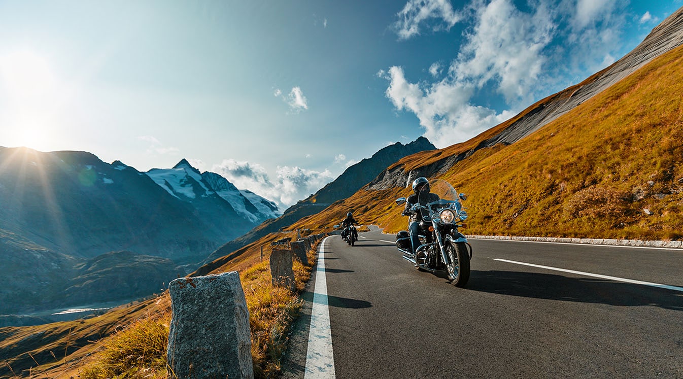 Quy định về làn đường dành cho xe máy Motorcycle driver riding in Alpine highway